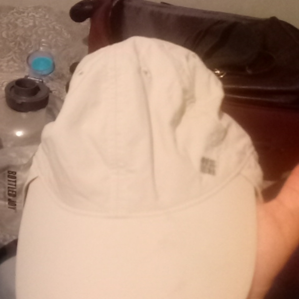 OS Columbia Omni shade beige hat. Long capped back. Excellent condition
